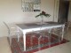 table en chene peint et chaises en plexi