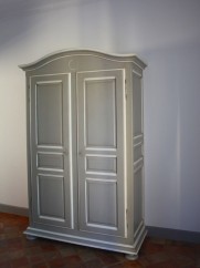 armoire patinée provençale grise
